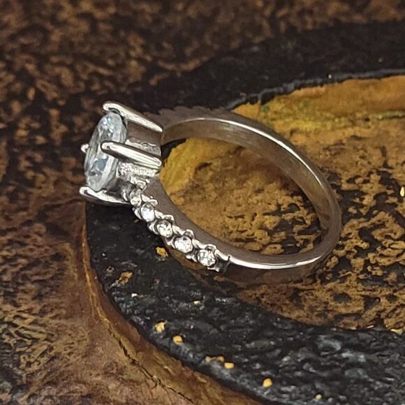 Women's Solitaire Gem Band Promise Ring Paved Band - Promise ring For Girls - Picture 2 of 9